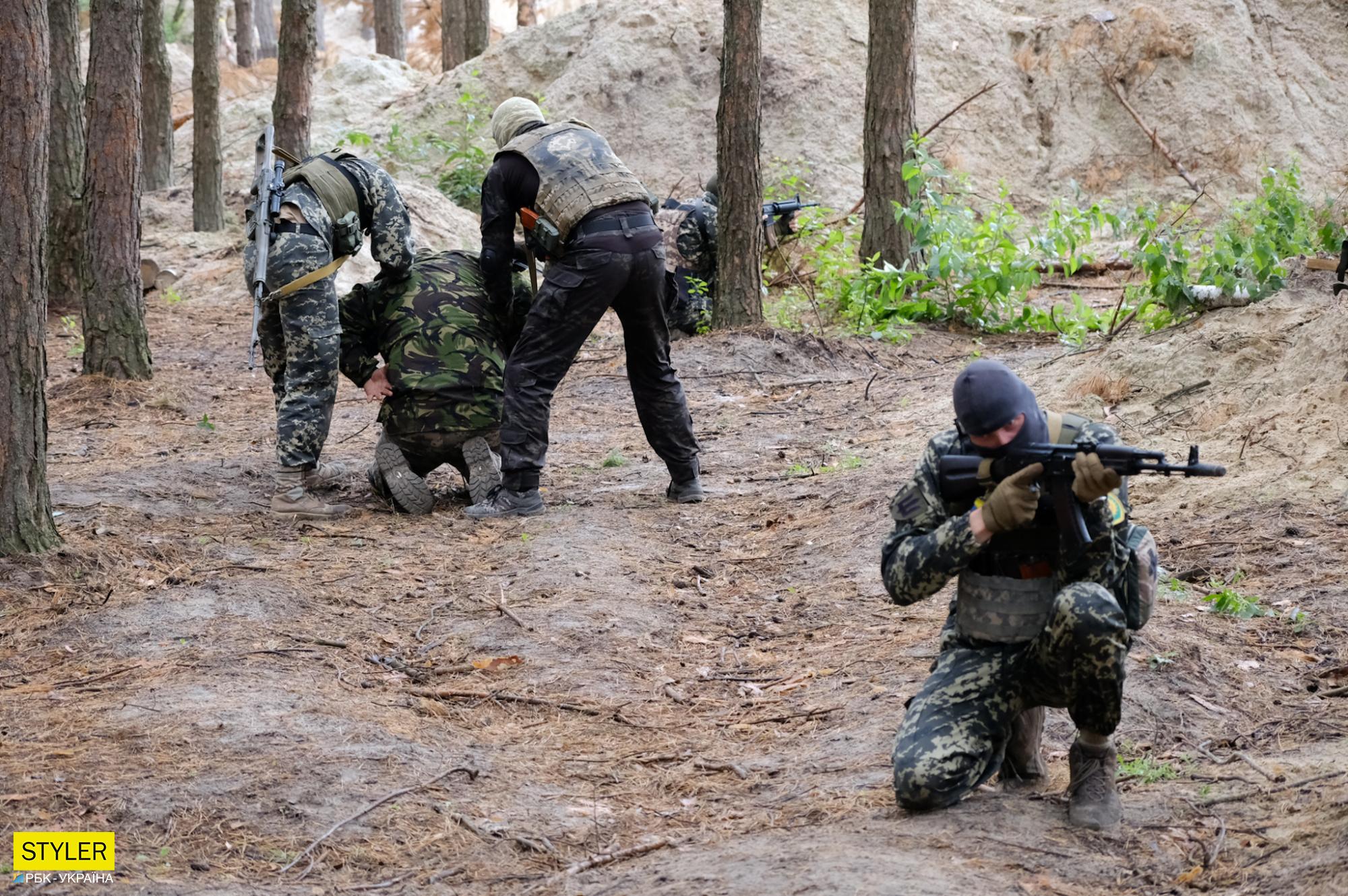 Тут ховалися 15 тисяч окупантів, а зараз тренуються бійці ТрО: сильні фото з навчального табору біля Бучі